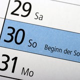 In einem Kalender ist der Beginn der Sommerzeit vermerkt