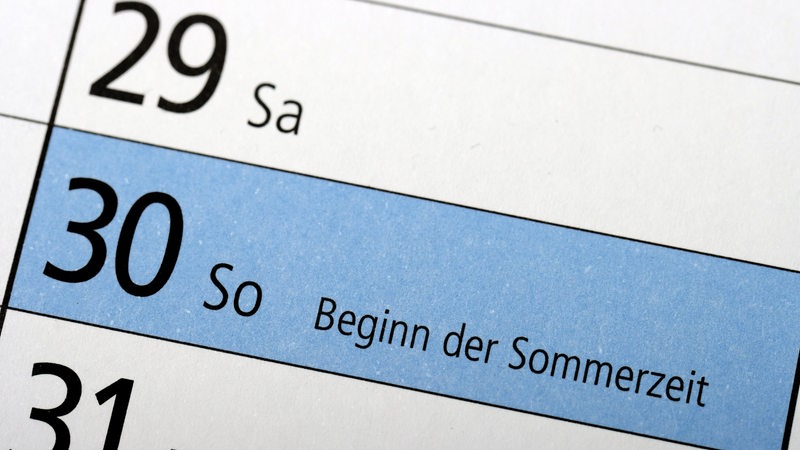 In einem Kalender ist der Beginn der Sommerzeit vermerkt