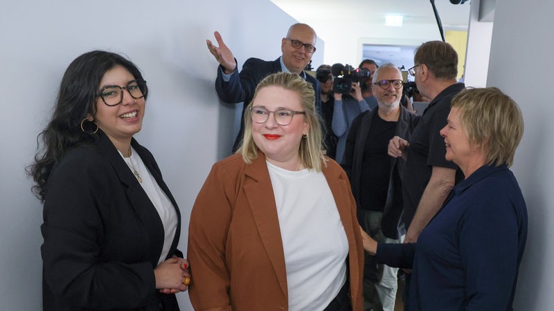 Die Verhandlungsführer der Bremer Grünen, Landesvorstandssprecher Alexandra Werwath (M) und Florian Pfeffer (3.v.r.) werden zu Beginn der Sondierungsgespräche zwischen SPD und Grünen vom Präsidenten des Senats und Bürgermeister Andreas Bovenschulte begrüßt.