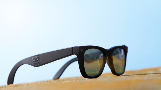 Eine Sonnenbrille mit UV-Schutz, CE Zeichen am Bügel