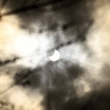 Eine Sonnenfinsternis am Himmel.