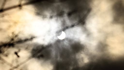 Eine Sonnenfinsternis am Himmel.