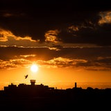 Die Sonne geht am frühen Morgen über dem Bremer Flughafen auf.