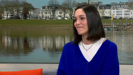 Reporterin Sophie Labitzke im Studio von buten un binnen.