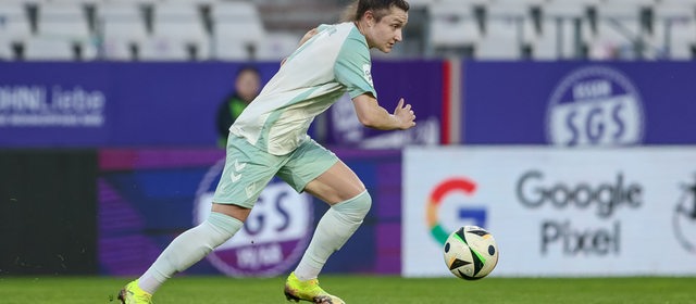 Sophie Weidauer von den Werderfrauen dribbelt mit dem Ball.