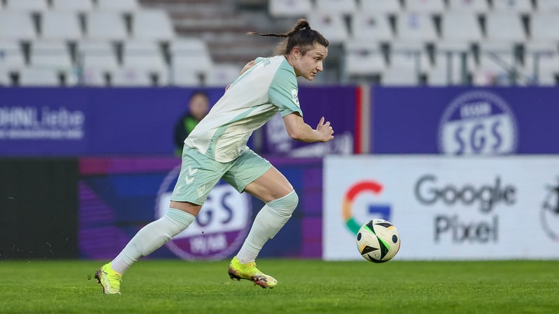 Sophie Weidauer von den Werderfrauen dribbelt mit dem Ball.