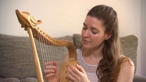 Die Sopranistin Lisa Solomon musiziert an einer Harve.
