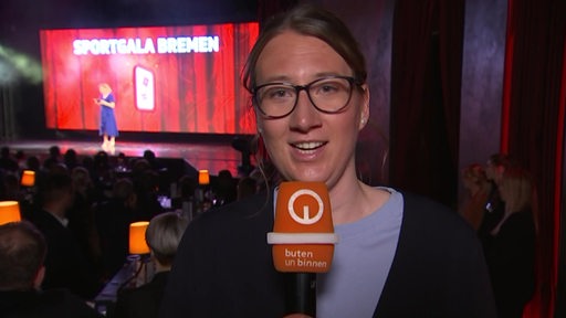Reporterin Ariane Wirth bei der Sportgala Bremen im GOP. 