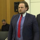 Der Bremerhavener Bürgerschaftsabgeordnete Patrick Öztürk (SPD) im Gerichtssaal.
