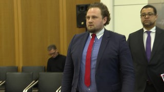 Der Bremerhavener Bürgerschaftsabgeordnete Patrick Öztürk (SPD) im Gerichtssaal.