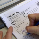 Eine Person unterzeichnet einen Vertrag.