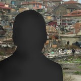 Eine Silhouette eines Mannes vor heruntergekommenen Häuser und Müll in Varna in Bulgarien.