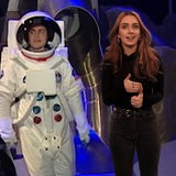 Eine Frau steht neben einem Astronauten.