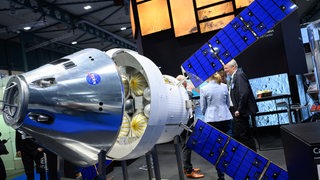 Ein Modell vom „European Service Module“ (ESM) wird auf der Space Tech Expo Europe am Strand vom Deutschen Zentrum für Luft- und Raumfahrt (DLR) ausgestellt. 