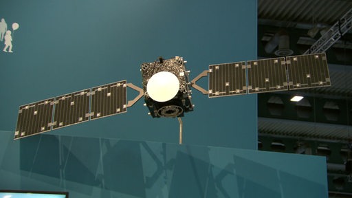 Ein ausgestellter Satellit auf der Space Tech Expo in Bremen.