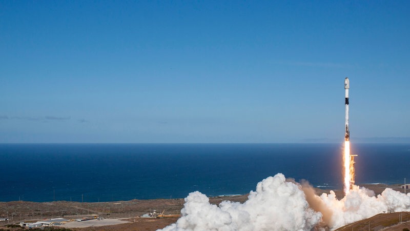Eine Rakete der Firma Space-X startet von Kalifornien aus ins All.
