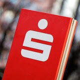 Das Logo der Sparkasse ist auf einer Stele zu sehen.