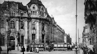 Ein Blick in die Kaiserstraße in der Altstadt von Bremen mit der "neuen" Sparkasse am Brill, vor 1914.