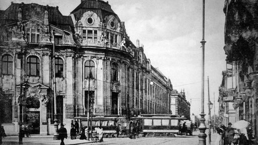 Ein Blick in die Kaiserstraße in der Altstadt von Bremen mit der "neuen" Sparkasse am Brill, vor 1914.