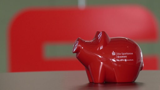 Es ist ein rotes Sparschwein von der Sparkasse zu sehen.