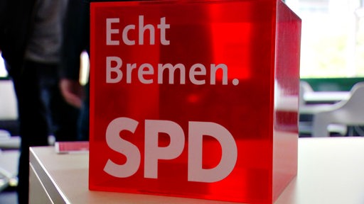 Ein roter Würfel mit der Aufschrift Echt Bremen SPD. 