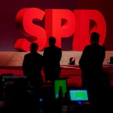 Das Logo der SPD leuchtet beim SPD-Bundesparteitag. 