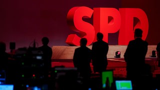 Das Logo der SPD leuchtet beim SPD-Bundesparteitag. 