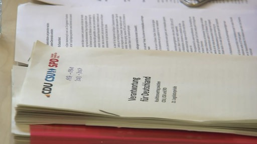 Der Koalitionsvertrag der SPD, CDU und CSU liegt auf einem Tisch.