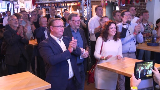 Die SPD gucken sich gemeinsam die Ergebnisse der Bundestagswahl an und freuen sich. 