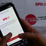Ein SPD-Mitglied stimmt im Mitgliedervotum der Partei über den ausgehandelten Koalitionsvertrag ab. Die Abstimmung begann am 15. April und endet am 29. April um 23:59 Uhr.