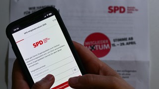 Ein SPD-Mitglied stimmt im Mitgliedervotum der Partei über den ausgehandelten Koalitionsvertrag ab. Die Abstimmung begann am 15. April und endet am 29. April um 23:59 Uhr.