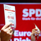 Mitglieder der SPD Bremen stimmen beim Landesparteitag im Bürgerhaus Vegesack über Beschlüsse ab.