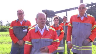 Der SPD Kanzlerkandidat Olaf Scholz beim Besuch in Bremen beim Stahlwerk.