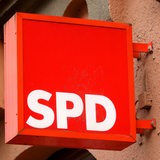 Auf einem roten Schild steht in weißen Versalien "SPD".