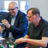 Bremens Bürgermeister Andreas Bovenschulte und der SPD-Landeschef Reinhold Wetjen sitzen zu Beginn der Sondierungsgespräche zwischen SPD und Grünen in einem Konferenzraum.