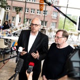 Andreas Bovenschulte, Bürgermeister von Bremen, und Reinhold Wetjen, Landesvorsitzender der SPD Bremen, verkünden die Entscheidung über Partner für Koalitionsverhandlungen.