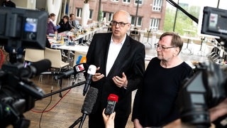 Andreas Bovenschulte, Bürgermeister von Bremen, und Reinhold Wetjen, Landesvorsitzender der SPD Bremen, verkünden die Entscheidung über Partner für Koalitionsverhandlungen.