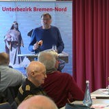 Der Bremer Landeschef der SPD, Reinhold Wetjen, steht an einem Podium und hält eine Rede.