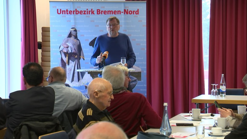 Der Bremer Landeschef der SPD, Reinhold Wetjen, steht an einem Podium und hält eine Rede.