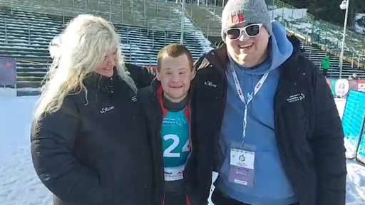 Mike Schwenke bei den Special Olympics nach seinem Sieg im Schneeschuhlaufen. 