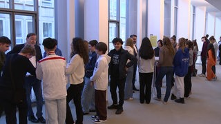 Bremer Schüler fragen per Speed Dating Fragen Spitzenkandidaten der Bürgerschaftswahl. 