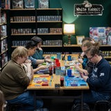 Eine Gruppe an Spielern bei einem Treffen