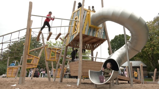Auf dem neuen Spielplatz in Vegesack spielen Kinder auf dem Klettergerüst.
