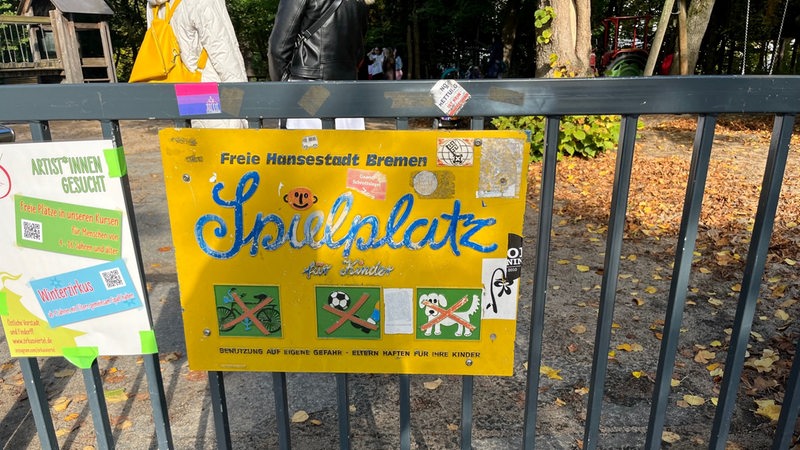 Ein Schild am Eingang eines Spielplatzes im Bremer Viertel.