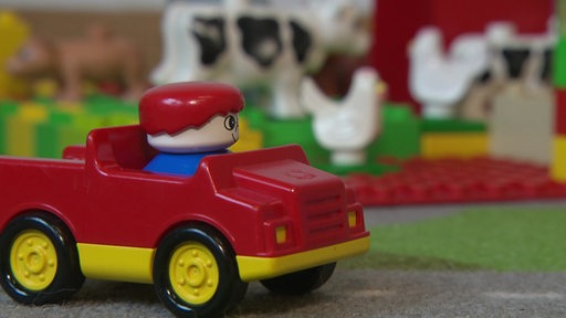 Ein rotes Spielzeugauto.