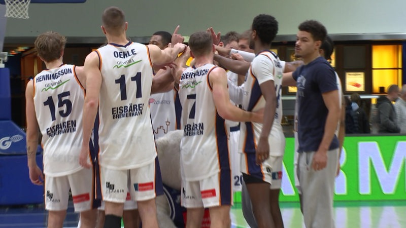 Die Eisbären Bremerhaven im Teamkreis vor dem Spiel.