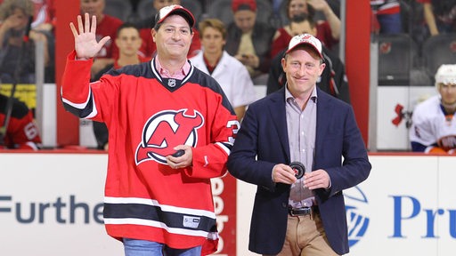 David Blitzer posiert in einem Eishockey-Trikot der New Jersey Devils