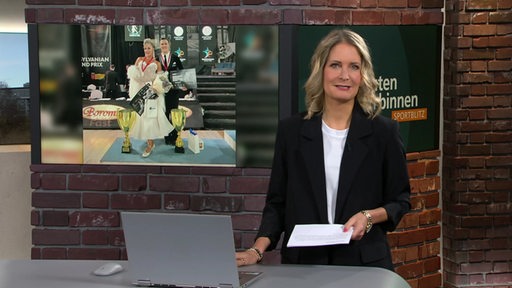 Sportblitz-Moderatorin Janna Betten im Studio.