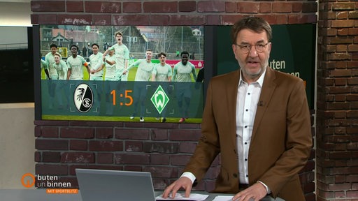 Sportblitz-Moderator Jan-Dirk Bruns steht im Studio.