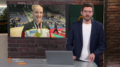 Sportblitz-Moderator Niko Schleicher im Studio.